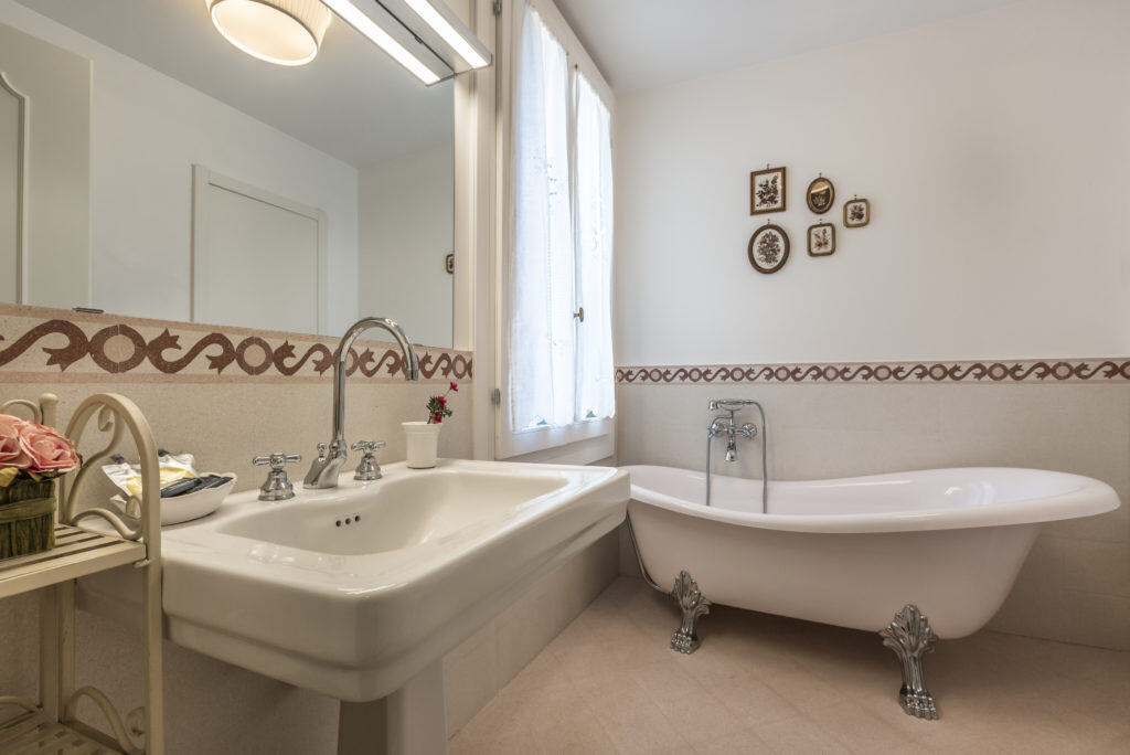 Large bathroom with vintage bath tube - Palazzina Canal Apartment Large bathroom with vintage bath tube - Palazzina Canal Apartment