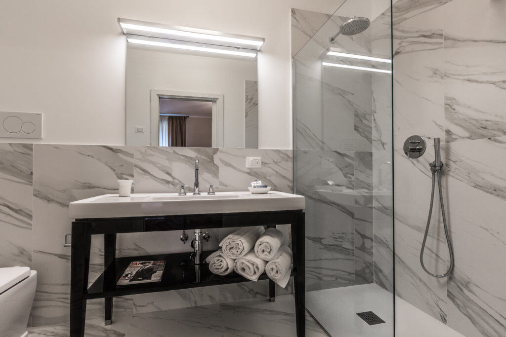 Large bathroom with modern furnishing and large shower - Palazzina Canal Apartment Large bathroom with modern furnishing and large shower - Palazzina Canal Apartment