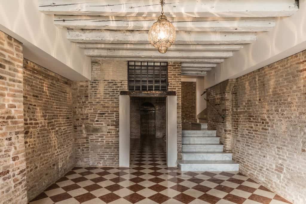 Luminous entrance room with stairs - Palazzina Canal Apartment Luminous entrance room with stairs - Palazzina Canal Apartment