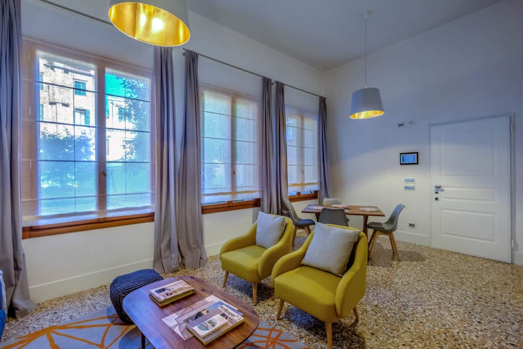 Large living area with dining table - Palazzo Molin Guaranà Apartment Large living area with dining table - Palazzo Molin Guaranà Apartment