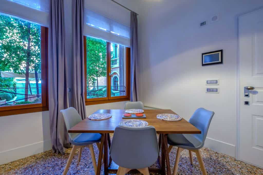 Luminous dining area - Palazzo Molin Guaranà Apartment Luminous dining area - Palazzo Molin Guaranà Apartment