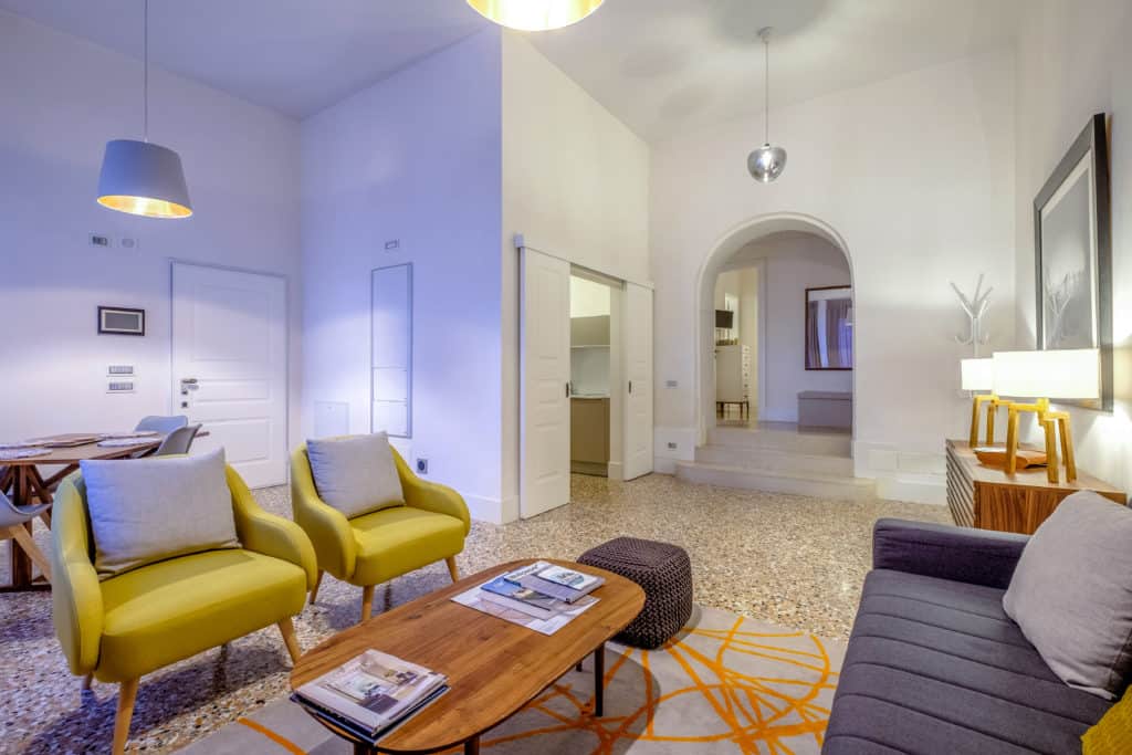 Right view of the luminous living room with modern furnishing - Palazzo Molin Guaranà Apartment Right view of the luminous living room with modern furnishing - Palazzo Molin Guaranà Apartment