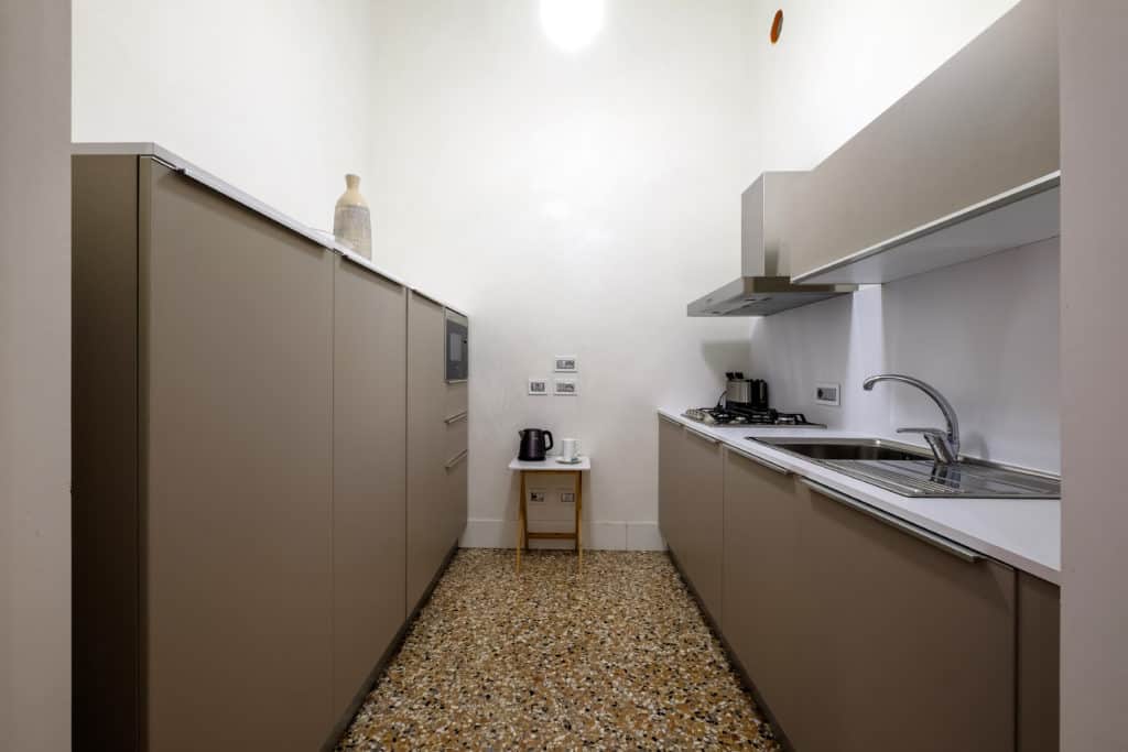 Large kitchen with modern furnishing - Palazzo Molin Guaranà Apartment Large kitchen with modern furnishing - Palazzo Molin Guaranà Apartment