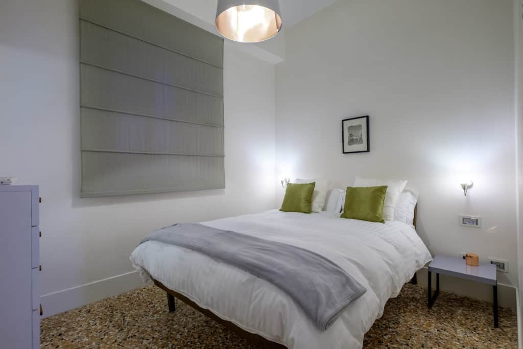 Small double bedroom with modern furnishing - Palazzo Molin Guaranà Apartment Small double bedroom with modern furnishing - Palazzo Molin Guaranà Apartment