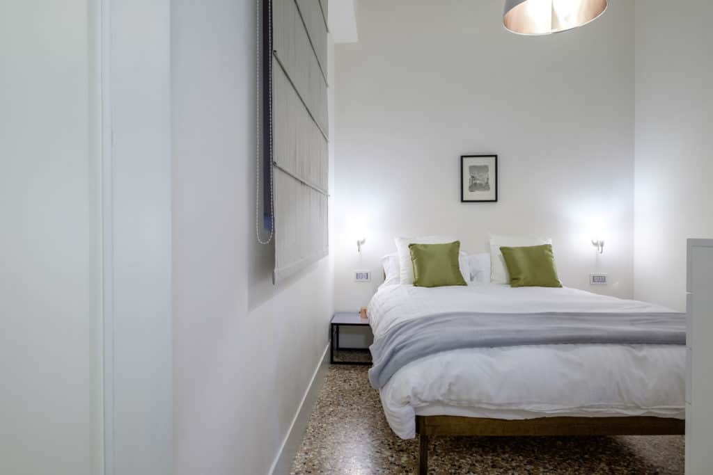 Small master bedroom with modern furnishing - Palazzo Molin Guaranà Apartment Small master bedroom with modern furnishing - Palazzo Molin Guaranà Apartment