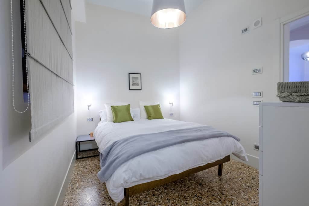 Right view of the small double bedroom with modern furnishing - Palazzo Molin Guaranà Apartment Right view of the small double bedroom with modern furnishing - Palazzo Molin Guaranà Apartment