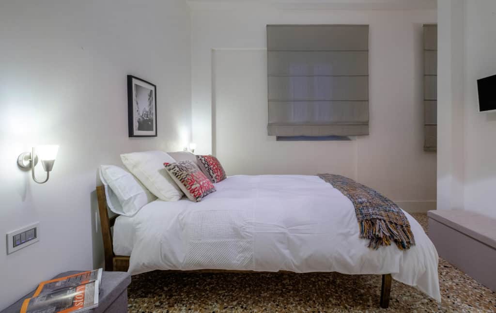 Right view of the small double bedroom - Palazzo Molin Guaranà Apartment Right view of the small double bedroom - Palazzo Molin Guaranà Apartment