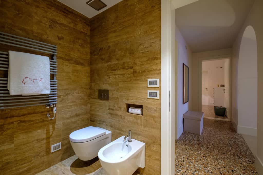 Left view of the large bathroom with shower - Palazzo Molin Guaranà Apartment Left view of the large bathroom with shower - Palazzo Molin Guaranà Apartment