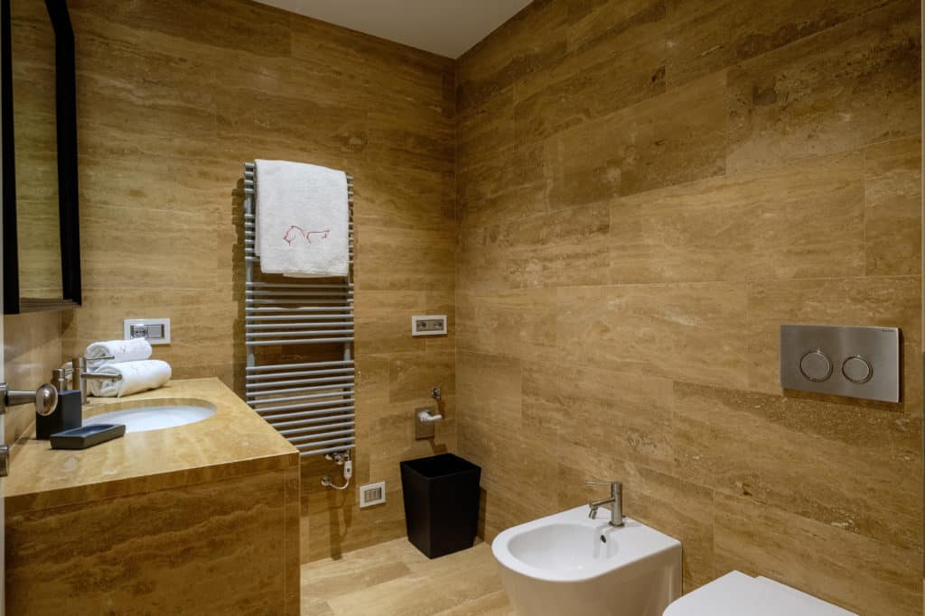 Left view of the small bathroom - Palazzo Molin Guaranà Apartment Left view of the small bathroom - Palazzo Molin Guaranà Apartment