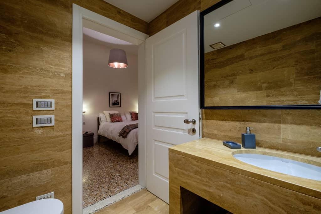 Left view of small bathroom with shower- Palazzo Molin Guaranà Apartment Left view of small bathroom with shower- Palazzo Molin Guaranà Apartment