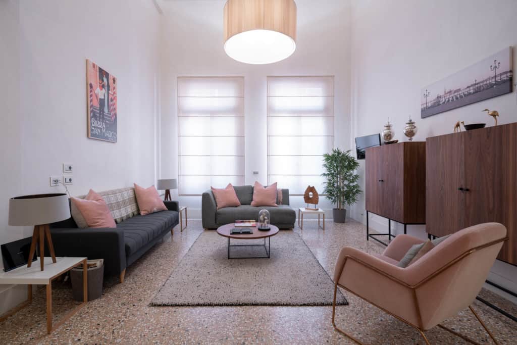 Luminous living room with modern furnishing - Palazzo Molin Mass Luminous living room with modern furnishing - Palazzo Molin Massari Apartment