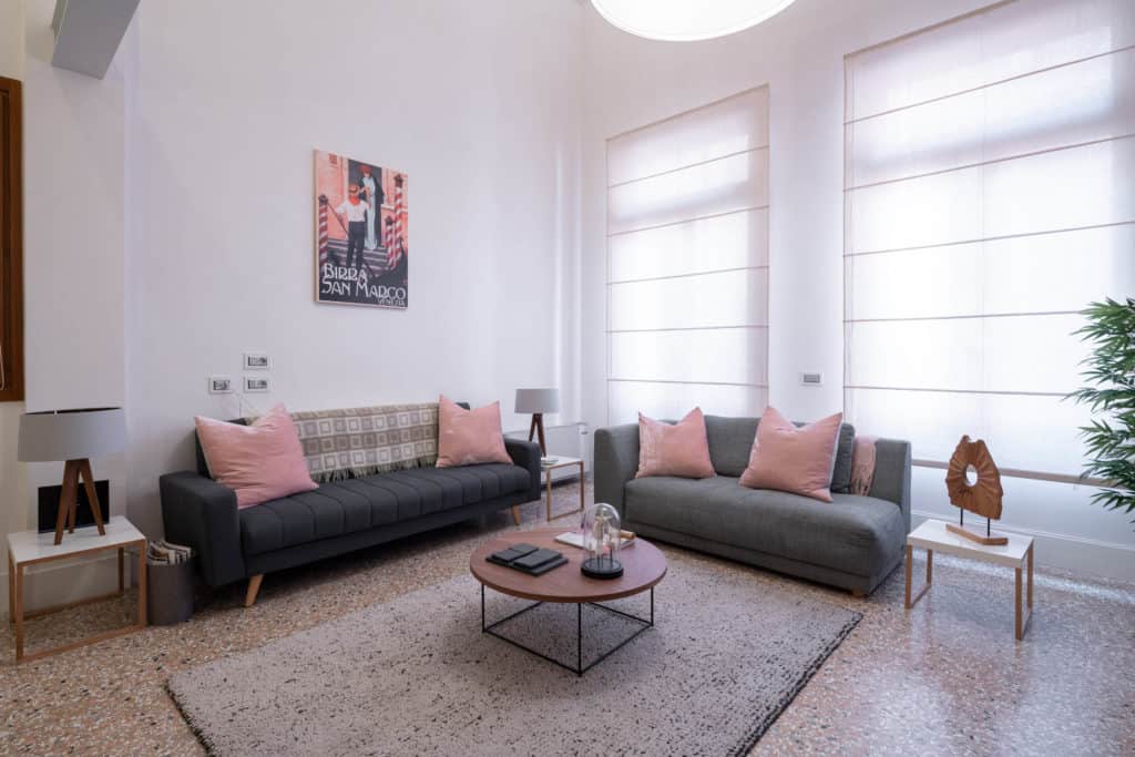 Left view of the luminous living room with modern furnishing - P Left view of the luminous living room with modern furnishing - Palazzo Molin Massari Apartment