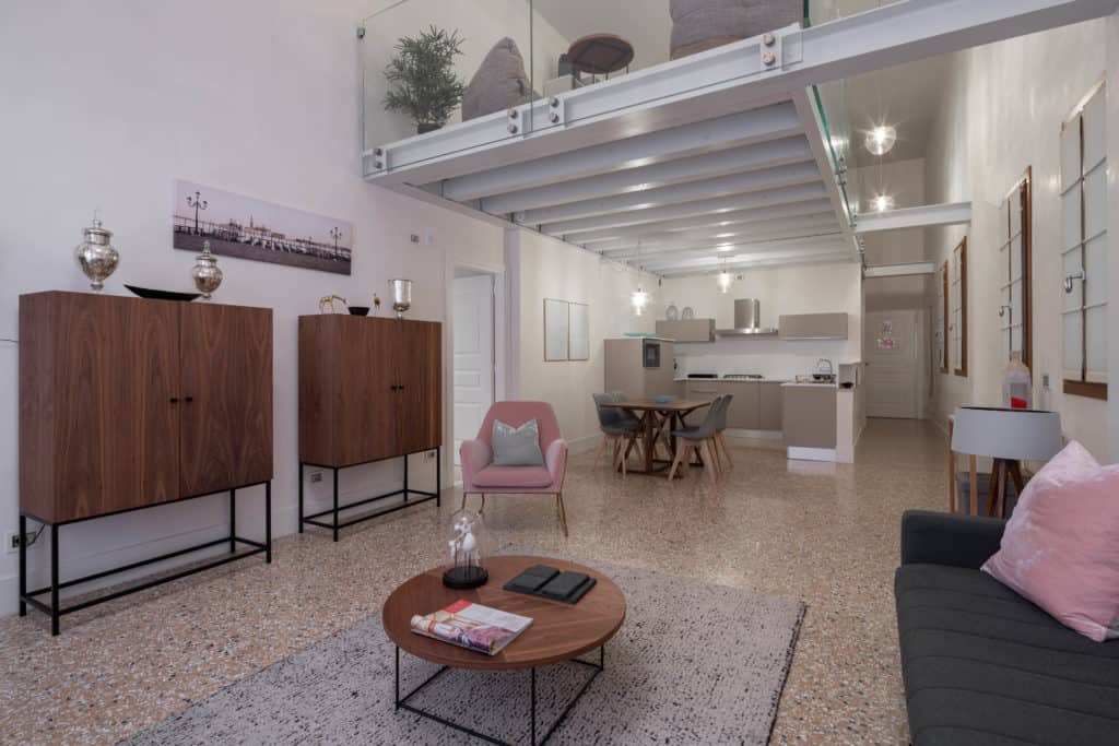 Left view of the large open living area with modern furnishing - Left view of the large open living area with modern furnishing - Palazzo Molin Massari Apartment