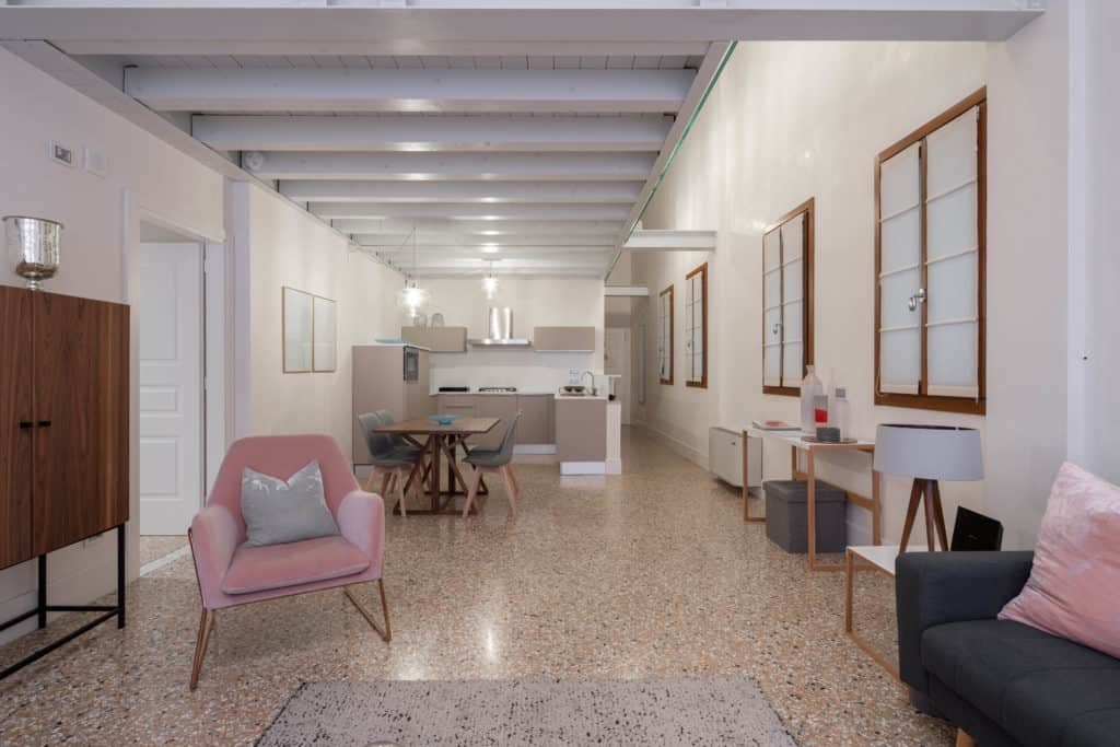 Large open living area with modern furnishing - Palazzo Molin Ma Large open living area with modern furnishing - Palazzo Molin Massari Apartment
