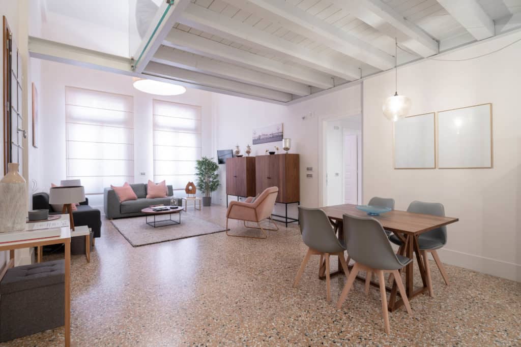 RIght view of the large living room with modern furnishing - Pal RIght view of the large living room with modern furnishing - Palazzo Molin Massari Apartment