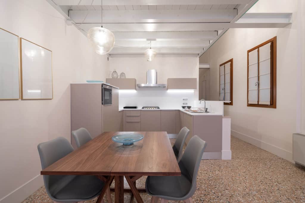 Large open air kitchen and dining area with modern furnishing - Large open air kitchen and dining area with modern furnishing - Palazzo Molin Massari Apartment