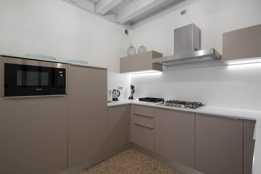 Left view fo the large contemporary kitchen - Palazzo Molin Mass Left view fo the large contemporary kitchen - Palazzo Molin Massari Apartment