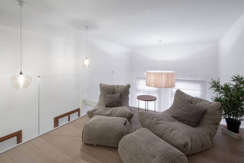 Left view of the lounge area with modern furnishing - Palazzo Mo Left view of the lounge area with modern furnishing - Palazzo Molin Massari Apartment