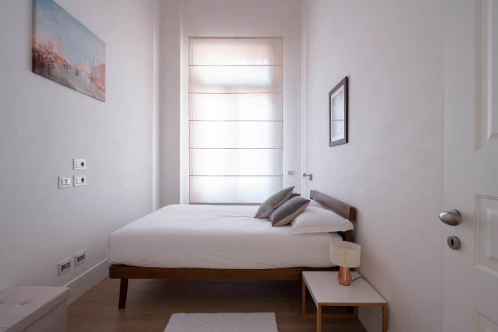Left view of the luminous small master bedroom - Palazzo Molin M Left view of the luminous small master bedroom - Palazzo Molin Massari Apartment