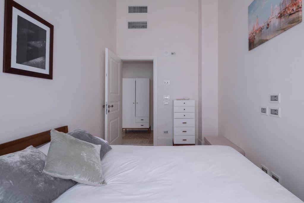 Right view of the luminous small master bedroom - Palazzo Molin Right view of the luminous small master bedroom - Palazzo Molin Massari Apartment