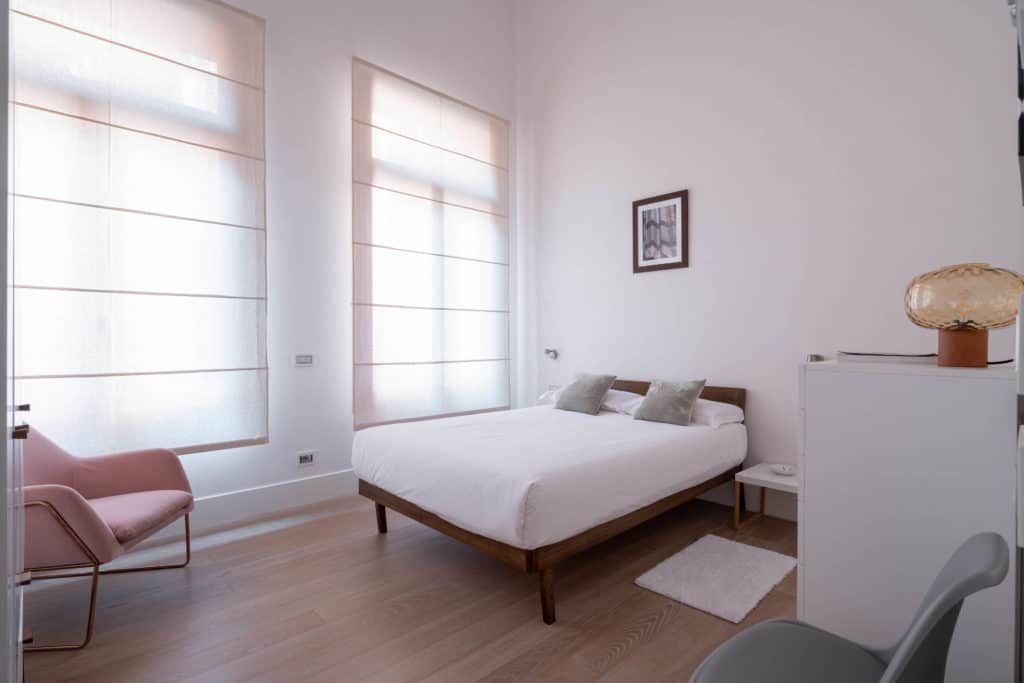 Large master bedroom with modern furnishing - Palazzo Molin Mass Large master bedroom with modern furnishing - Palazzo Molin Massari Apartment