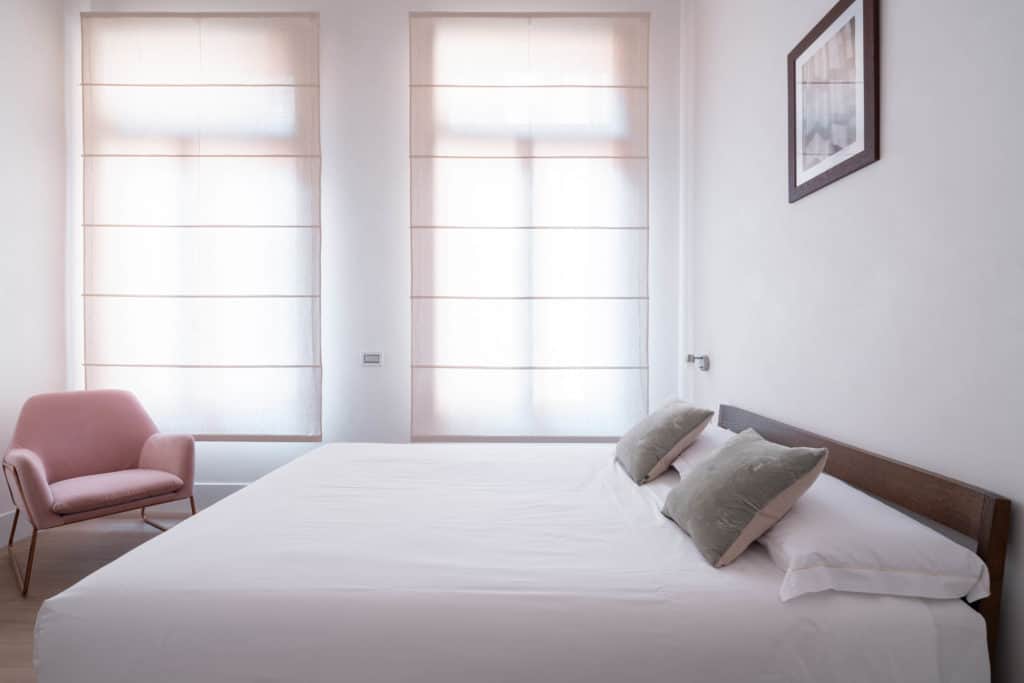 Left view of the large master bedroom with modern furnishing - P Left view of the large master bedroom with modern furnishing - Palazzo Molin Massari Apartment