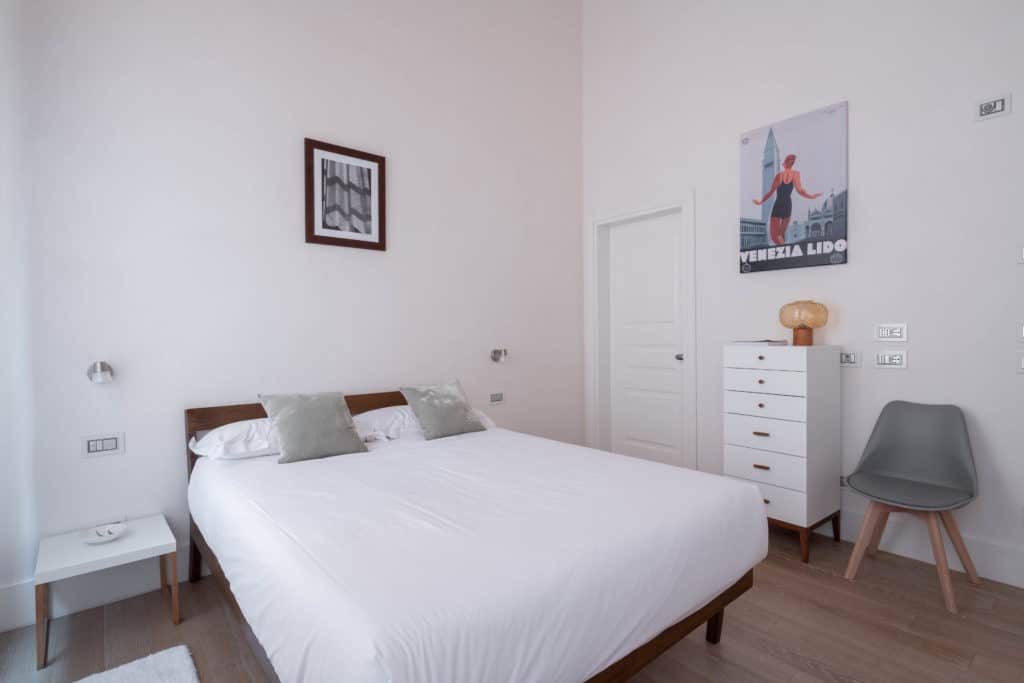 Right view of the large master bedroom with modern furnishing - Right view of the large master bedroom with modern furnishing - Palazzo Molin Massari Apartment