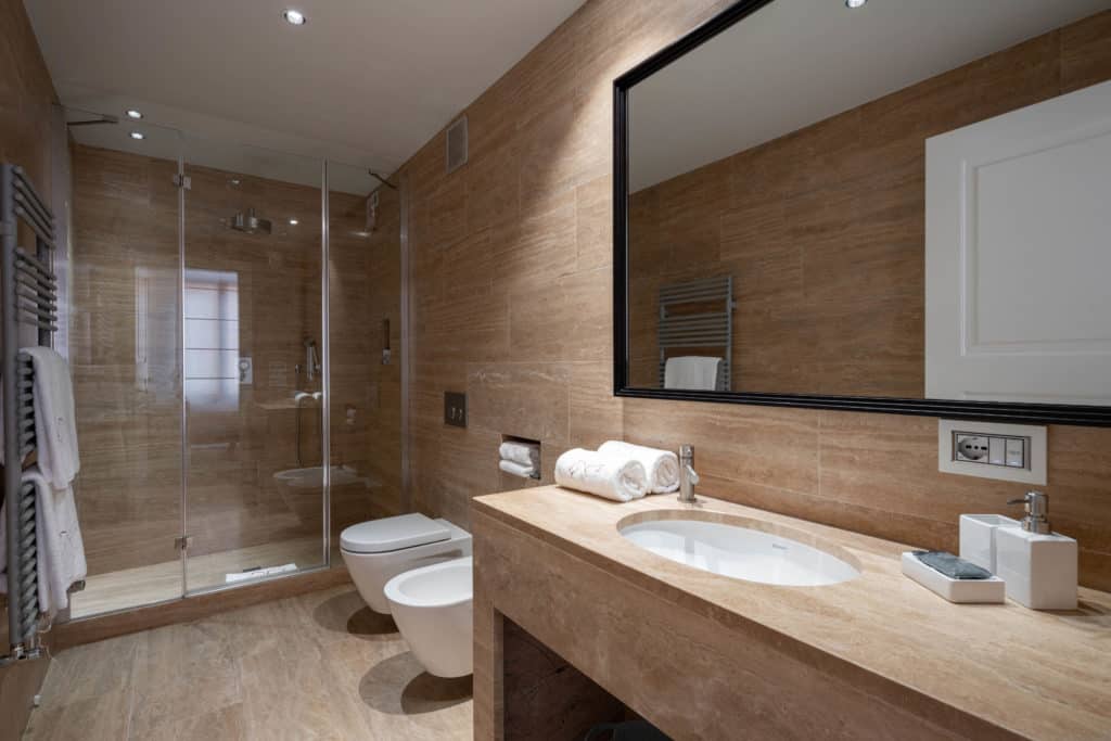 Right view of the contemporary large bathroom with large shower Right view of the contemporary large bathroom with large shower - Palazzo Molin Massari Apartment