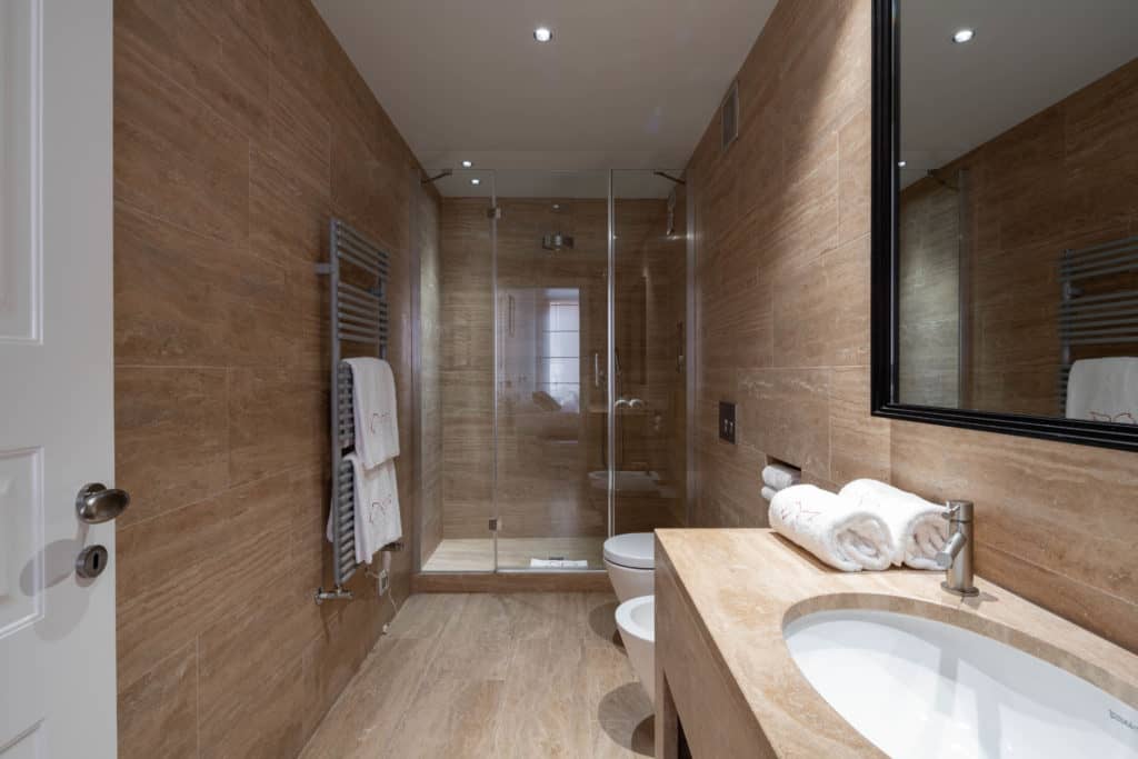 Contemporary large bathroom with large shower - Palazzo Molin Ma Contemporary large bathroom with large shower - Palazzo Molin Massari Apartment