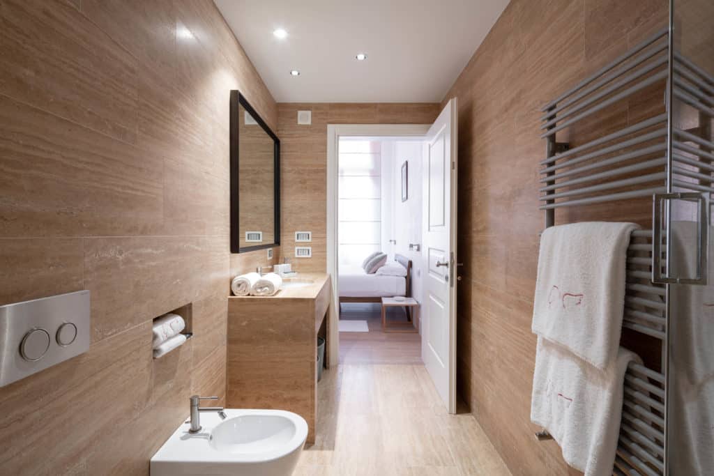 Entrance of the large bathroom with large shower - Palazzo Molin Entrance of the large bathroom with large shower - Palazzo Molin Massari Apartment