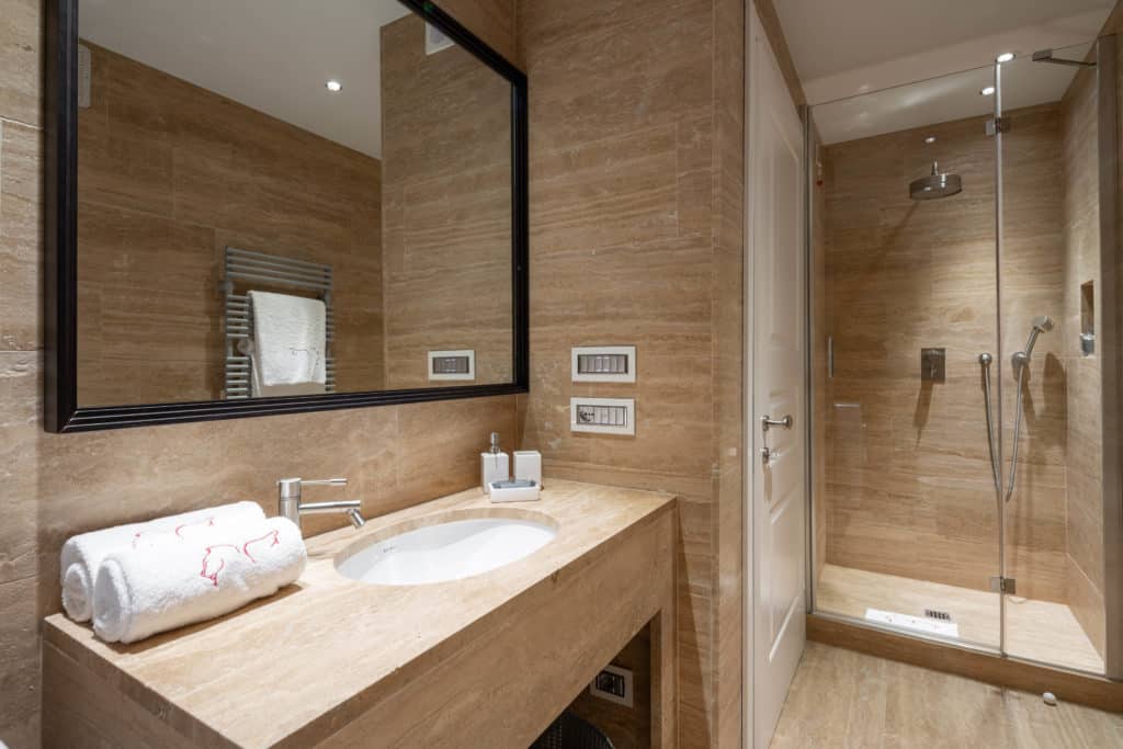 Right view of the contemporary small bathroom with shower - Pala Right view of the contemporary small bathroom with shower - Palazzo Molin Massari Apartment