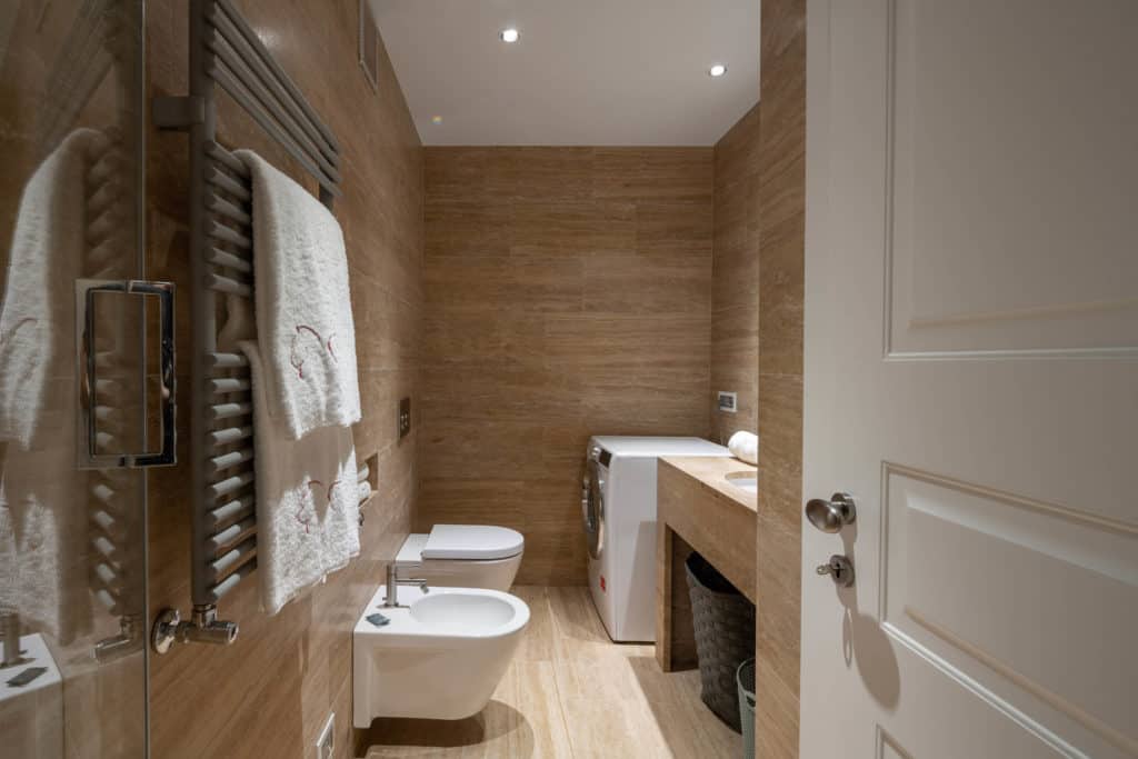 Left view of the contemporary small bathroom with washing machin Left view of the contemporary small bathroom with washing machine - Palazzo Molin Massari Apartment