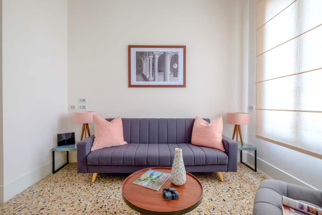 Modern sofa in the living room - Palazzo Molin Tiziano Apartment Modern sofa in the living room - Palazzo Molin Tiziano Apartment