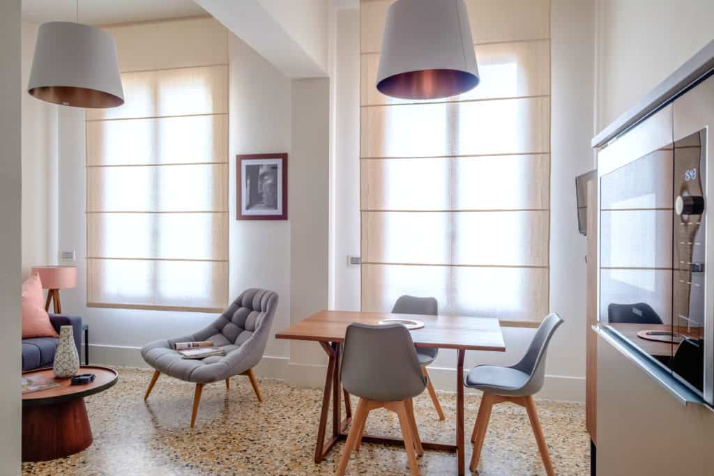 Small dining table and modern furnishing - Palazzo Molin Tiziano Apartment Small dining table and modern furnishing - Palazzo Molin Tiziano Apartment