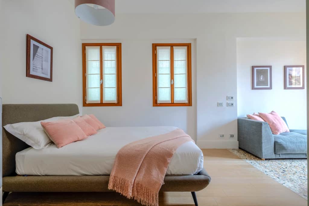 Large master bedroom with sofa - Palazzo Molin Tiziano Apartment Large master bedroom with sofa - Palazzo Molin Tiziano Apartment