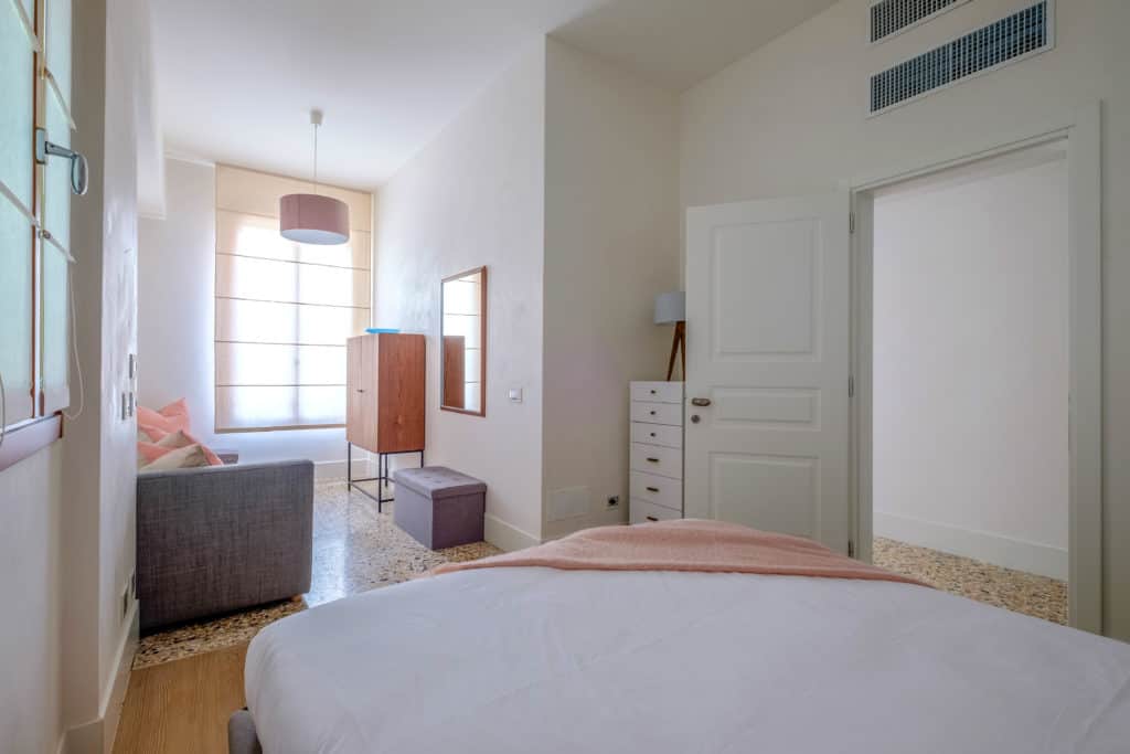 Luminous master bedroom with sofa - Palazzo Molin Tiziano Apartment Luminous master bedroom with sofa - Palazzo Molin Tiziano Apartment