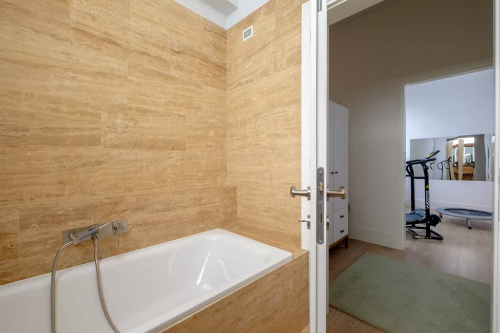 Entrance of the small bathroom with tub - Palazzo Molin Tiziano Apartment Entrance of the small bathroom with tub - Palazzo Molin Tiziano Apartment