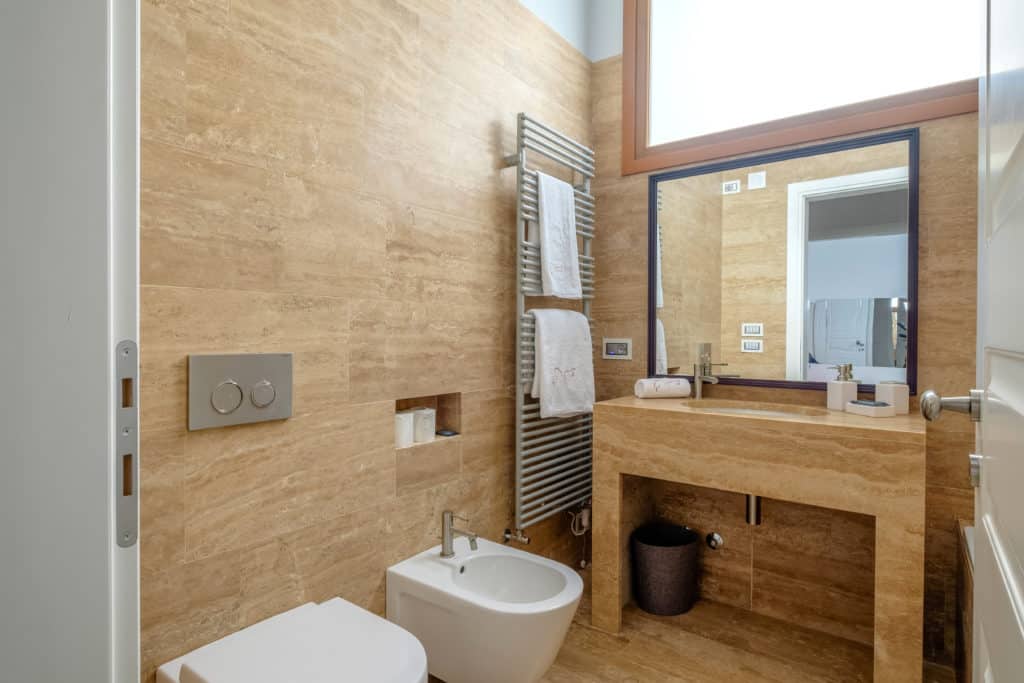 Small bathroom with modern furnishing - Palazzo Molin Tiziano Apartment Small bathroom with modern furnishing - Palazzo Molin Tiziano Apartment