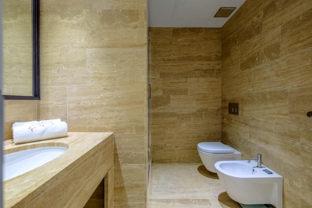 Large bathroom with modern furnishing - Palazzo Molin Tiziano Apartment Large bathroom with modern furnishing - Palazzo Molin Tiziano Apartment