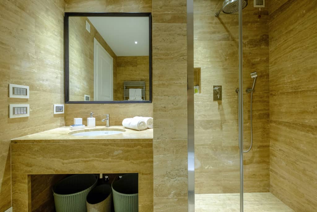 Large bathroom with shower - Palazzo Molin Tiziano Apartment Large bathroom with shower - Palazzo Molin Tiziano Apartment