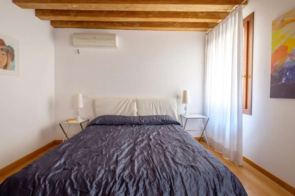 Luminous master bedroom - The Lion's 1 Apartment Luminous master bedroom - The Lion's 1 Apartment
