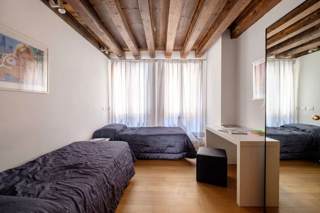 Large double bedroom - The Lion's 1 Apartment Large double bedroom - The Lion's 1 Apartment
