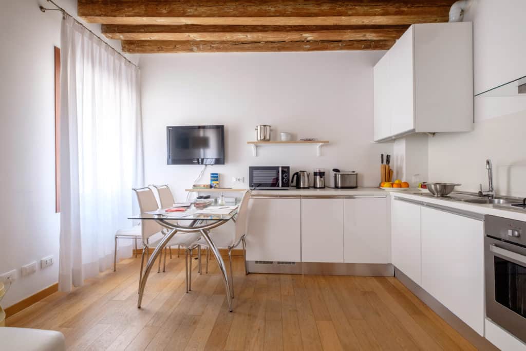 Large kitchen with dining table and modern furnishing - The Lion's 2 Apartment Large kitchen with dining table and modern furnishing - The Lion's 2 Apartment