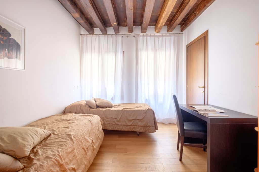 Luminous double bedroom with desk - The Lion's 2 Apartment Luminous double bedroom with desk - The Lion's 2 Apartment