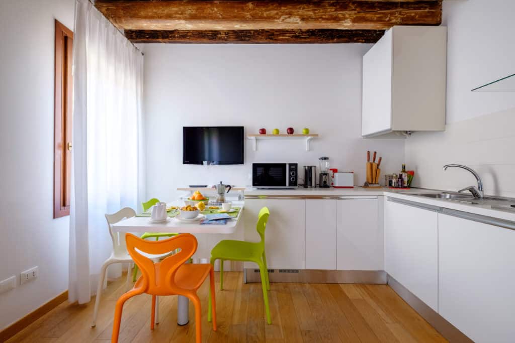 Open air kitchen with modern furnishing - The Lion's 3 Apartment Open air kitchen with modern furnishing - The Lion's 3 Apartment