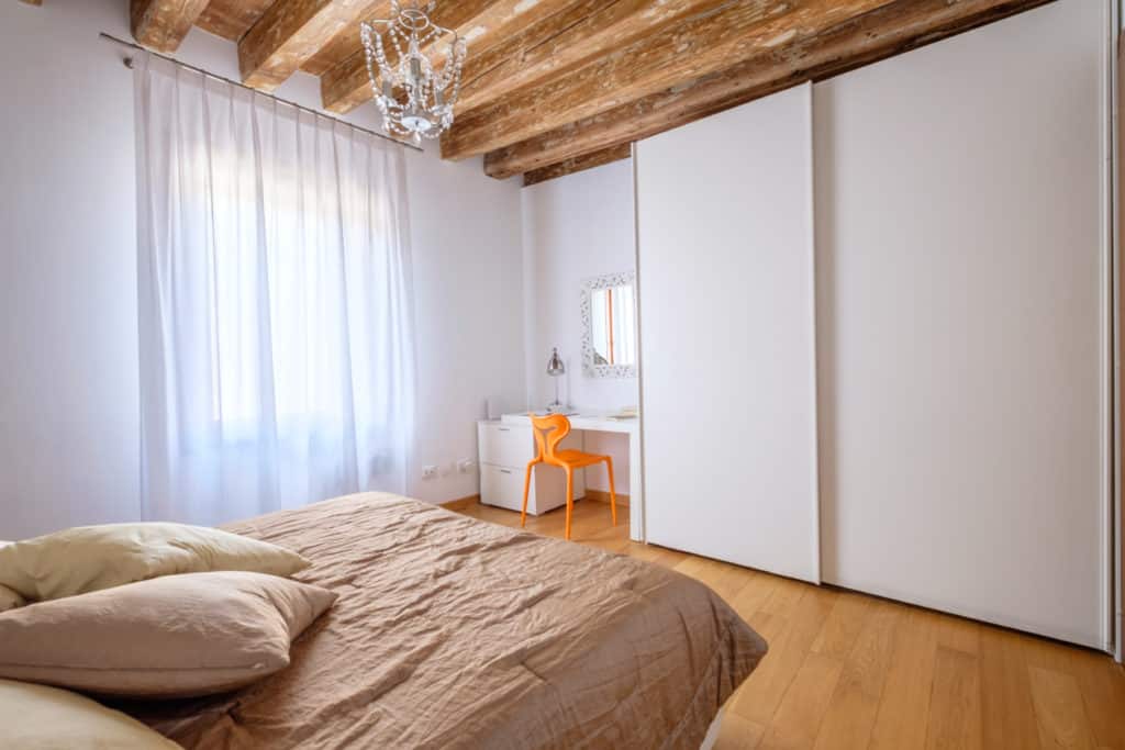 Large master bedroom with luminous window and wardrobe - The Lion's 3 Apartment Large master bedroom with luminous window and wardrobe - The Lion's 3 Apartment
