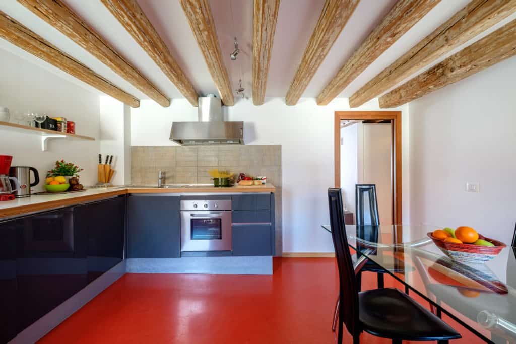 Large kitchen and dining table with modern furnishing - The Lion's 4 Apartment Large kitchen and dining table with modern furnishing - The Lion's 4 Apartment