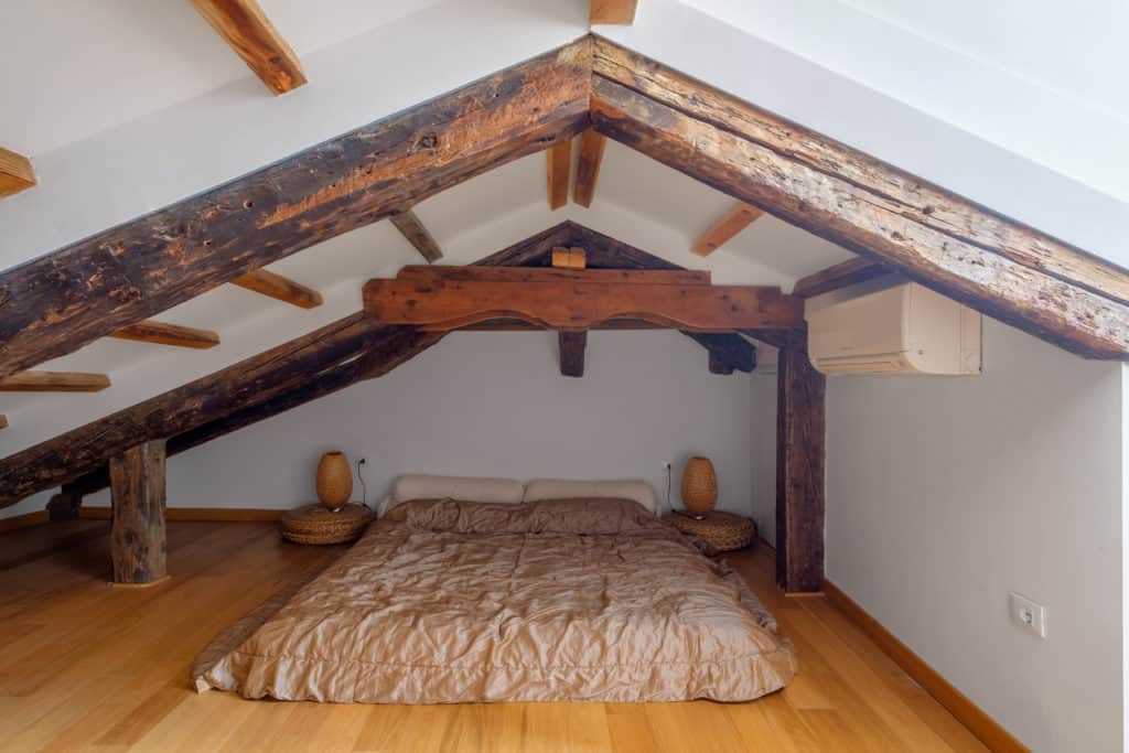 Attic with master bedroom and exposed beams - The Lion's 4 Apartment Attic with master bedroom and exposed beams - The Lion's 4 Apartment