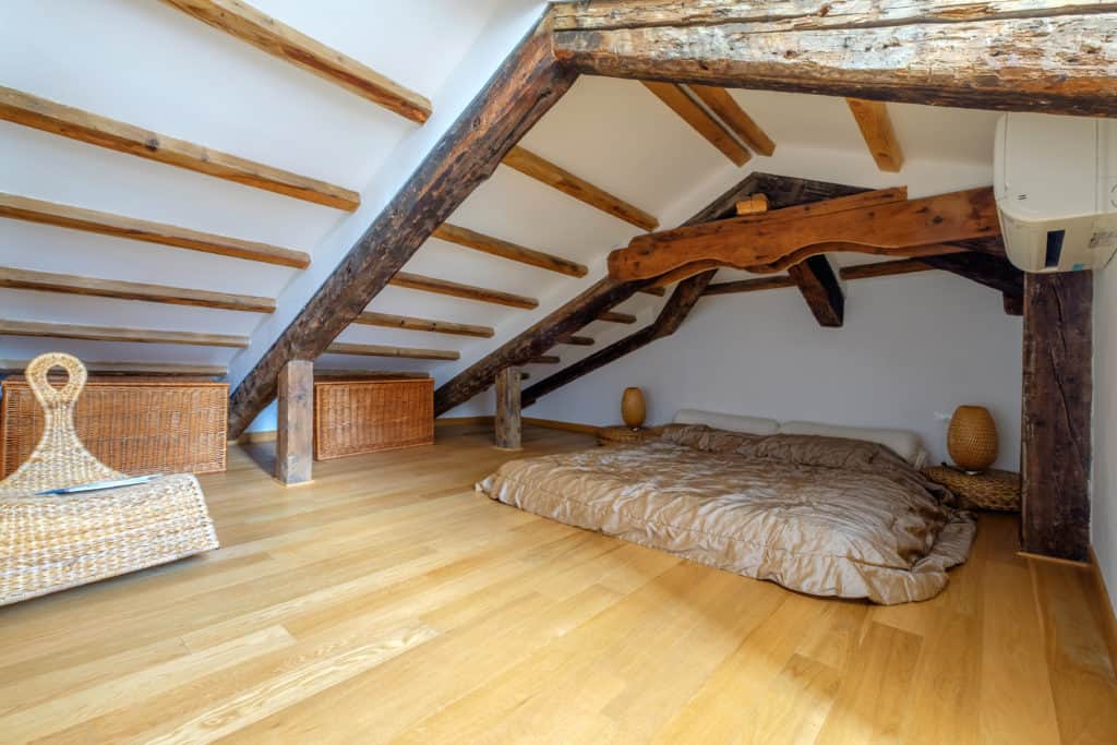 Left view of the attic with master bedroom and exposed beams - The Lion's 4 Apartment Left view of the attic with master bedroom and exposed beams - The Lion's 4 Apartment