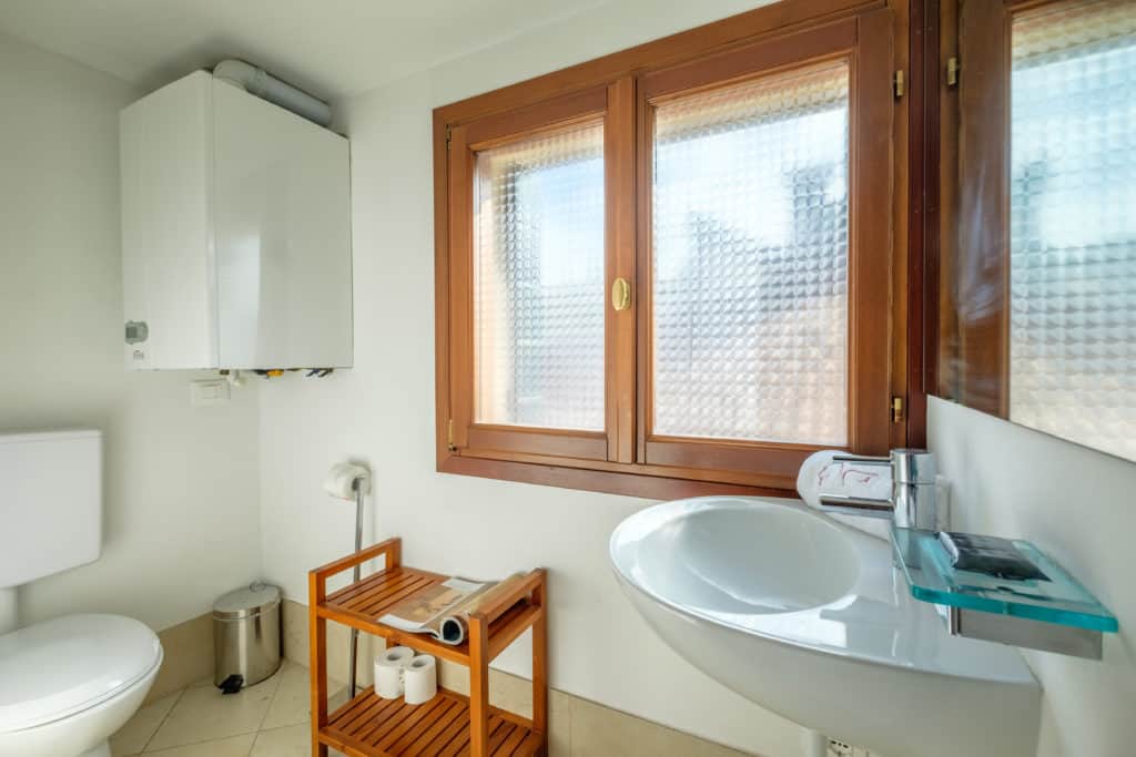 Luminous small bathroom - The Lion's 4 Apartment Luminous small bathroom - The Lion's 4 Apartment